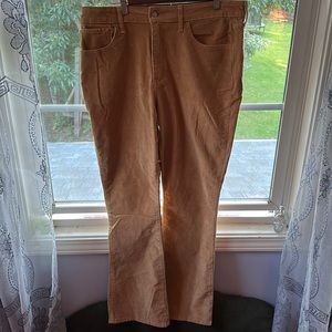 Super cool high waisted flare corduroy levi pants! 🐌